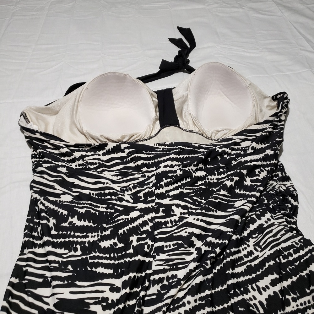 Swimsuit - Picture 3 of 4